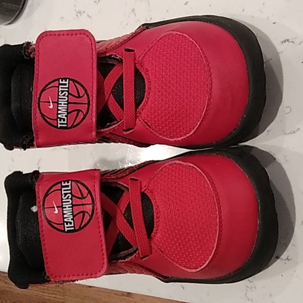 Nike boys size 8 team hustle
